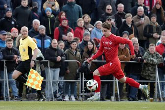 Fortschritt Lichtenstein nach (fast) sensationellem Auftakt ohne Chance gegen Erzgebirge Aue - Lukas Wilczynski hatte zu Beginn die beste Möglichkeit für Fortschritt Lichtenstein.