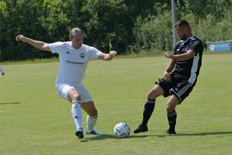 Fortschritt Lichtenstein und das beste (Fußball)-Mittel gegen Hitze - Max Gehrmann (links), hier im Duell mit dem Crossener Philipp Jordan, steuerte drei Treffer zum klaren Lichtensteiner Testspielsieg bei.