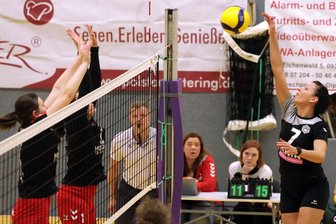 Fortschritt Lichtenstein: Volleyballerinnen verstoßen beim Auswärtssieg in Görlitz gegen Regeln - welche Konsequenzen jetzt drohen - Franziska Schubert (r.) von Fortschritt Lichtenstein läuft öfter mit einer Uhr am Handgelenk auf, wie dieses Foto aus der Vorsaison gegen Engelsdorf beweist.