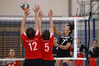 Fortschritt Lichtenstein: Zwei Siege zum Heimauftakt der Volleyball-Sachsenliga - Die Lichtensteiner Spielerin Franziska Schubert schmettert den Ball am Dresdner Block vorbei.