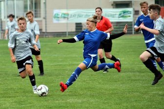 Fortschritt Lunzenau wird 70 - Beim Spiel der U 15 Akteure SpG Lunzenau/Göritzhain/Oberhain gegen SpG Burgstädt/Röhrsdorf gewannen die Gastgeber mit 6:2. Wobei 3 Tore von Davina Graf (Mitte)erzielt wurden.