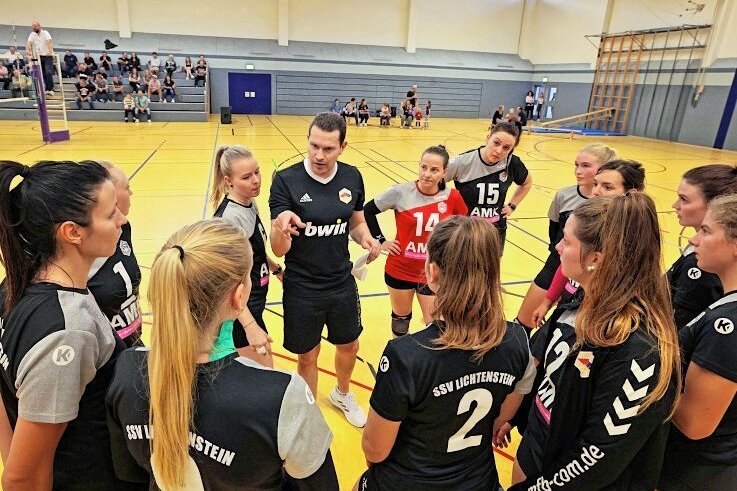 Fortschritt trauert verlorenen Punkten nach - Die Zeit für ein Saisonfazit ist bei den Regionalliga-Volleyballerinnen der SSV Fortschritt Lichtenstein um Trainer Sascha Grieshammer (Mitte) gekommen.