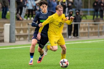 Fortuna-Chemnitz-Kicker verbuchen nur einen Punkt im Abstiegskampf - Fortunas Luca Fröhlich (rechts), hier gegen Boreas Anton Exner, musste sich mit seinem Team mit einem 1:1 begnügen.