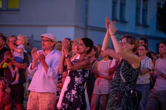 Fortuna Ehrenfeld – solo auf dem Plauener Theaterplatz -