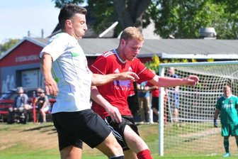 Fortuna fehlt noch das Glück - Tim Krause (r.), hier im Pokalspiel gegen den Radebeuler BC, wirkte in Riesa über die gesamte Spielzeit mit. Doch auch das zweite Punktspiel der Saison endete für die Langenauer torlos.