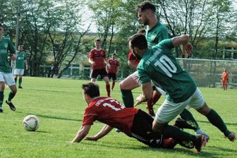 Fortuna ist wieder im Rennen - Die spielentscheidende Szene im Derby: Hans Schmieder dringt mit einem seiner vielen Dribblings in den Lichtenberger Strafraum ein und kommt im Zweikampf mit Danny Kluge (Nummer 10) zu Fall. Schiedsrichter Jens Kreißl aus Penig zeigt erneut auf den Punkt, Phil Reyer erzielt den zweiten Treffer für die Langenauer. Danny Kluge muss wenig später sogar noch mit der Ampelkarte vom Platz.