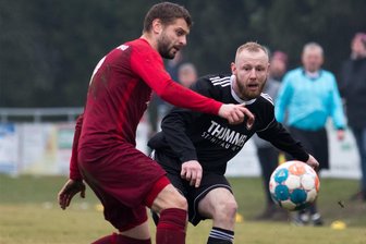 Fortuna-Kicker fahren zum „Alles-oder-Nichts-Spiel“ an die Elbe - Verstärkt sein Team am Samstag wieder: Langenaus Routinier Phil Reyer (r.) ist nach abgesessener Gelbsperre in Meißen wieder dabei.
