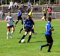 Fortuna Köln ist eine Nummer zu groß - Die Chemnitzer Fußballerinnen (blaue Trikots) mussten sich dem SC Fortuna Köln 0:4 geschlagen geben.