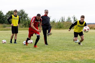 Fortuna Langenau: Auftakt mit Hindernissen - Die Kicker des SV Fortuna Langenau starteten am Dienstag als eines der ersten Teams in der Region in die Vorbereitung. Jens Schneider, der neue Coach, mit Tizian Schreiber (r.), Patrick Thiele und Colin Rehwagen (hinten).