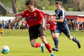 Fortuna Langenau setzt seine Punkte- und Aufholjagd in der Fußball-Landesklasse fort - Erlöste nach zähem Beginn die Fortuna mit der 1:0-Führung: Frank Bernhardt (l.) eilt hier Weinböhlas Clemens Jütter davon.