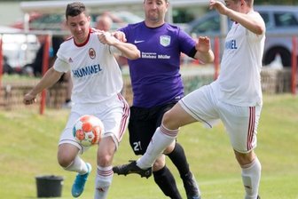 Fortuna mit viel Glück - Mit Mühe: Der SV Fortuna Langenau, hier mit Frank Bernhardt (l.) und Fedor Ponomarenko, tat sich im vorletzten Heimspiel der Saison gegen Possendorf überaus schwer und rettete gerade so ein Remis. 