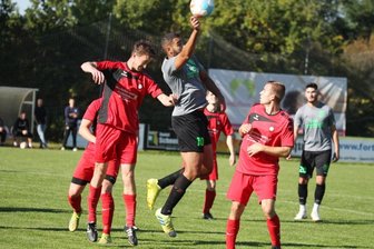 Fortuna schießt den Pokalsieger ab - Überraschend deutlich mit 6:1 hat sich der FC Fortuna Plauen gegen den amtierenden Vogtlandpokalsieger Werda durchgesetzt. Hier behauptet sich Ahmed Zaim (Mitte) gegen Werdas Karel Fassel.