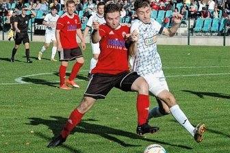 Fortuna setzt dickes Ausrufezeichen - Tolle Abwehrarbeit: In der Defensive halfen sich die Langenauer immer wieder gegenseitig. Hier läuft Kapitän Jan Sandig (l.) den Colditzer Max Demmler ab. In der Schlussphase konterte die Fortuna erfolgreich. 