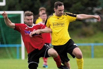 Fortuna setzt neue Impulse - Fortunas Routinier Jan Sandig (l.) setzt hier gegen den Freiberger Meik Mehner (r.) das um, was das Trainerteam noch mehr fordert.