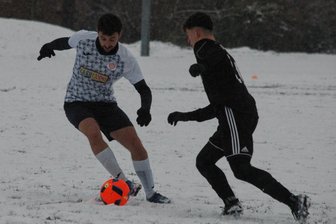Fortuna-Trainer: "Es war ein Klassenunterschied zu sehen" - Schwere Aufgabe im Schneetreiben: Die Langenauer Kicker, hier mit Kevin Arslan (r.) im Zweikampf gegen Daniel Granados Silva, hatten am Sonntag in der Abwehr jede Menge zu tun. Am Ende sorgten individuelle Fehler trotzdem für eine hohe 1:5-Niederlage im Colditzer Muldentalstadion.
