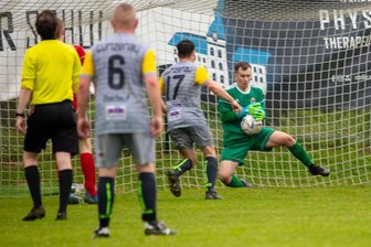 Fortuna trotzt Fortschritt: Lunzenauer Kicker müssen im Titelrennen Federn lassen - Starker Rückhalt: Langenaus Alessandro Breitfeld konnte seinen Kasten bis kurz vor Schluss sauber halten.