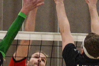 Fortuna will wieder freudbetonter spielen - Auerbachs Norman Poller (links, hier gegen Freiberg) ist erst am Wochenende mit der Ü 35 im Einsatz gewesen. Nun wartet schon der nächste Spieltag.