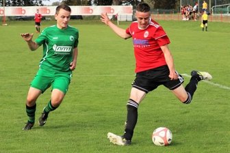 Fortunas Kicker zeigen sich in Torlaune - Patrick Thiele (r.), hier gegen den Gröditzer Kevin Perlun, traf im Heimspiel am Sonntag doppelt. Die Langenauer sind nun Sechster.