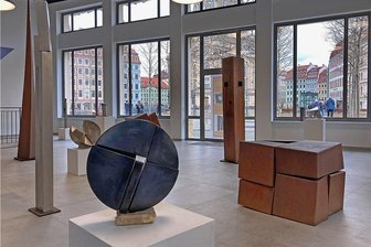 Forum Waldenburg in Dresden: Die Unermüdlichen - Blick in die Galerie "Forum Waldenburg" am Dresdner Neumarkt, wo derzeit Stahlplastiken von Wolfram Schneider aus Kuhschnappel zusehen sind. Es handelt sich dabei um einen Querschnitt seines Schaffens aus mehr als vier Jahrzehnten.