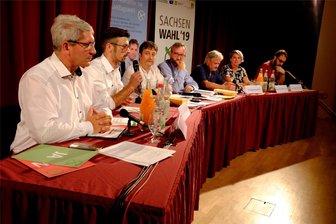 Forum zur Landtagswahl: Warum Stephan Hösl, der Inhaber des Reichenbacher Direktmandats, nicht am Tisch sitzen darf - 2019 war Stephan Hösl (vorne links) als Titelverteidiger und Direktkandidat der CDU beim Wahlforum im Neuberinhaus mit dabei. In diesem Jahr sieht das anders aus.