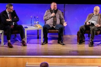 Forum zur OB-Wahl in Reichenbach: Antworten im Minutentakt - Henry Ruß (Die Linke), Raphael Kürzinger (CDU) und Michael Dewath (Einzelbewerber) mit den Moderatoren Peter Tillack und Severin Zähringer (im Bild von links) im Neuberinhaus. Rund 200 Bürger kamen zum Wahlforum.