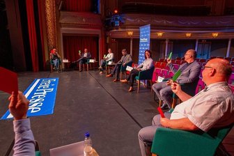 Forum zur Oberbürgermeisterwahl in Plauen: Die Kontroversen der Kandidaten - Die Kandidaten Lars Buchmann, Ingo Eckardt, Andreas Ernstberger, Silvia Queck-Hänel und Steffen Zenner antworteten beim Wahlforum der "Freien Presse" unter anderem in einer Kurzfragerunde mit grünen und roten Karten auf Fragen von Reporter Swen Uhlig und Regionalleiterin Nancy Dietrich. Nicht im Bild zu sehen ist Thomas Haubenreißer. Der Busunternehmer Thomas Kaden ("Freie Sachsen") tritt ebenfalls bei der OB-Wahl an.