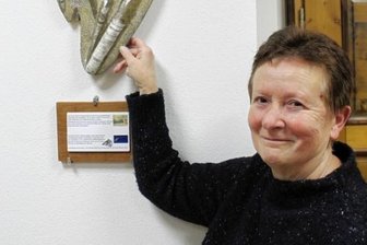 Fossilien und Mineralien bald in Schule zu sehen - Christine Schreiter präsentiert die Ammoniten in der Bibliothek. 