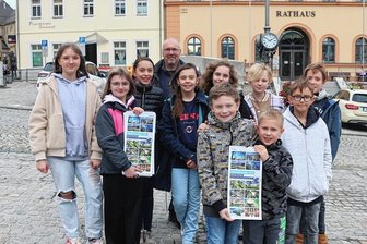 Foto-AG des Reichenbacher Gymnasiums füllt Stadtwerke-Kalender für 2023 - Die Mitglieder der Foto-AG des Goethe-Gymnasiums Reichenbach mit Leiter Falk Herrmann und dem Stadtwerke-Kalender 2023.