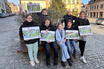 Foto-AG des Reichenbacher Gymnasiums verteilt ihren Familienkalender für 2025 - Mitglieder der Foto-AG des Reichenbacher Gymnasiums verteilen ihre Familienkalender für 2025.