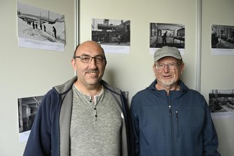 Foto-Raritäten für Eisenbahnfans: Letzte Chance für Ausstellung im Vogtland - Manfred Meyer (rechts) und Silvio Müller haben die Ausstellung organisiert und gestaltet.