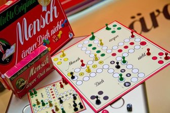 Zwei «Mensch ärgere Dich nicht» Spiele von Schmidt Spiele GmbH.