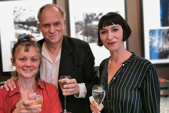 Fotoausstellung im "First Inn": So sieht Ulrich Tukurs Frau Zwickau - Lilly, die in den USA lebende Tochter von Ulrich Tukur, ist zur Ausstellungseröffnung von Tukurs Frau Katharina John mit nach Zwickau gekommen. Zwar nicht mit auf dem Foto, doch immer dabei: der Familienhund Pepina. 