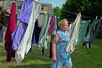 Fotoausstellung mit Fragezeichen wagt Rückblick auf die DDR: Typberatung am Tellerrand - Die Frau auf dem Bild ist Ursula, abgelichtet von der Fotografin Bettina Flitner 2014 im ehemaligen "sozialistischen Musterdorf" Mestlin. Das Bild gehört zu einer Fotoserie, die mit Fragen nach der DDR verbunden und derzeit in Leipzig zu sehen ist. Ursula erinnert sich an Einschränkungen in der DDR, aber auch an eine schöne Zeit.