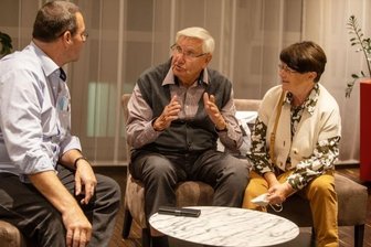 Fotoclub Vogtland besteht seit 75 Jahren - Während der Eröffnung der Jubiläumsausstellung des Fotoclubs Vogtland im Hotel Am Straßberger Tor: Ehrenmitglied Klaus Tanneberger (Mitte), eines der ältesten Mitglieder des Vereins, beim Fachsimpeln.