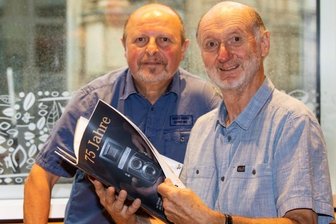 Fotoclub Vogtland feiert Jubiläum - Clubchef Jürgen Zorn (rechts) und sein Vize Bernd Hegner blättern in der druckfrischen Broschüre, die sich der Fotoclub Vogtland zu seinem Jubiläum gegönnt hat.
