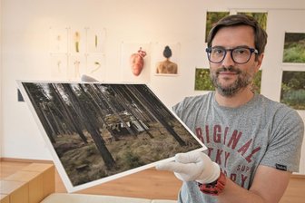 Fotograf fragt sich, was wirklich wichtig ist im Leben - Frédérick Carnet zeigt in Oelsnitz Ausstellung „Neue Ära“ - Frédérick Carnet stellt bis 9. Juni in der Galerie im Hartmann-Haus in Oelsnitz aus. Der Franzose lebt heute in Hohenstein-Ernstthal.