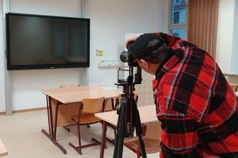 Fotograf führt durch Gymnasium -