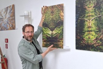 Fotograf zeigt in Rochlitz Himmel, Erde, Luft und Meer - Fotograf David Gröhner beim Platzieren der Motive für die Fotoschau im Rathaus Rochlitz.