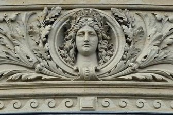 Fotorätsel 1326: An welchem Gebäude schmückt dieser Fries die Fassade? - 