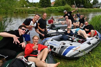 Fotos beweisen: So schön war der Männertag rings um Rochlitz - Mit mehr als 20 Schlauchbooten waren an Christi Himmelfahrt Mitglieder des Jugendclubs Wechselburg und Fußballer des SSV Königshain-Wiederau auf der Mulde unterwegs, hier ein Teil der Boote bei der Rast in Sörnzig.