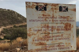 Fotos im Urlaub: Verbotsschilder ernst nehmen - Dieses Schild ist kein Deko-Element. Fotografierverbote gelten in vielen Ländern, besonders rund um Militär- und Sicherheitsbereiche.