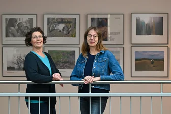 Fotos in Chemnitz erzählen von Endlichkeit des Lebens – sogar mit Humor - Susanne Krujatz und Anja Merkel vor der Ausstellung „Endlich Leben“.