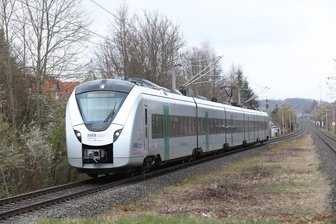 Fotos von tödlichem Unfall in Zwickau gemacht: Polizei ermittelt gegen Zug-Fahrgast - Ein Regionalexpress musste am Samstagabend in Zwickau-Pölbitz für mehrere Stunden stehenbleiben.