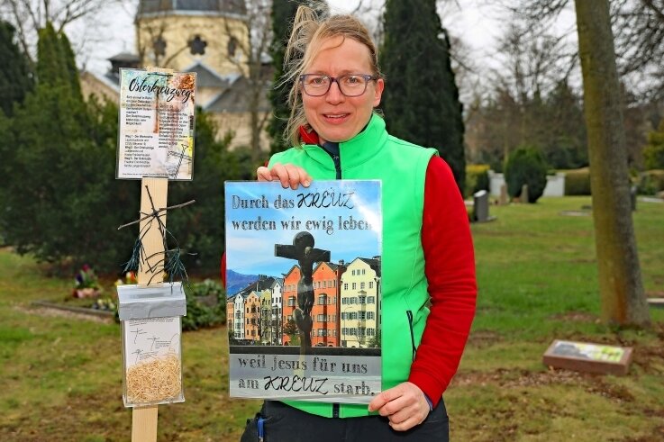Fotos weisen den Weg - Annett Erler vom "Christlichen Verein Junger Menschen" hat in Crimmitschau drei Osterkreuzwege abgesteckt.