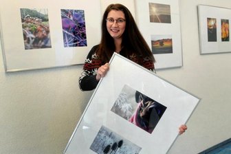 Fotoschau porträtiert vogtländische Natur im Detail - Edwina Hellwich mit ihrer Bildtafel "Eisblumen". Diese beiden Fotografien gehören zu den etwa 30 Naturfotos der jungen Frau, die derzeit im Amtsgericht Auerbach zu sehen sind.