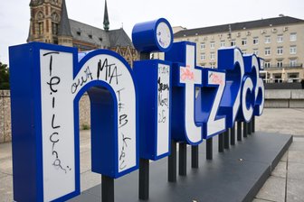 Fotospots „Chemnitz2025“ Ziel von Vandalismus: Was die Stadt nun unternehmen will - Unerwünschte Farbe ziert derzeit den Fotospot am Theaterplatz.