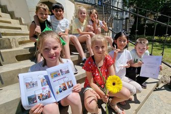 Fotostory à la Bravo gewinnt: Für diesen Skandal gibt es für junge Journalisten aus dem Vogtland einen Preis - Freude bei Klara, Scarlett, Rebecca, Lou, Dean, Ibrahim, Charlotte und Sky: Die „Schillerboten“ aus Rodewisch holen beim Jugendjournalismus-Wettbewerb einen ersten Platz.
