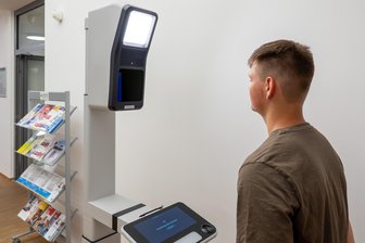 Fototerminals für digitale Passbilder im Plauener Rathausfoyer einsatzbereit - Einer der beiden neuen Fotoautomaten im Plauener Rathausfoyer.