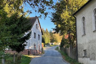 Fotovoltaik-Freianlagen: Mühlental redet, Oelsnitz schweigt - Die Ortsdurchfahrt Raasdorf. Rund ums Dorf gibt es nach „Freie Presse“-Infos Pläne für Freiflächenfotovoltaikanlagen.