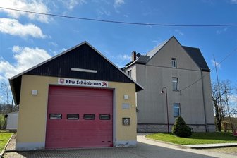 Fotovoltaik für Feuerwehrhaus Schönbrunn und Grundschule Eichigt - Die Heizung im Bürgerhaus Schönbrunn (rechts) wird umgestellt, das Feuerwehrhaus-Dach (links) erhält Fotovoltaik.